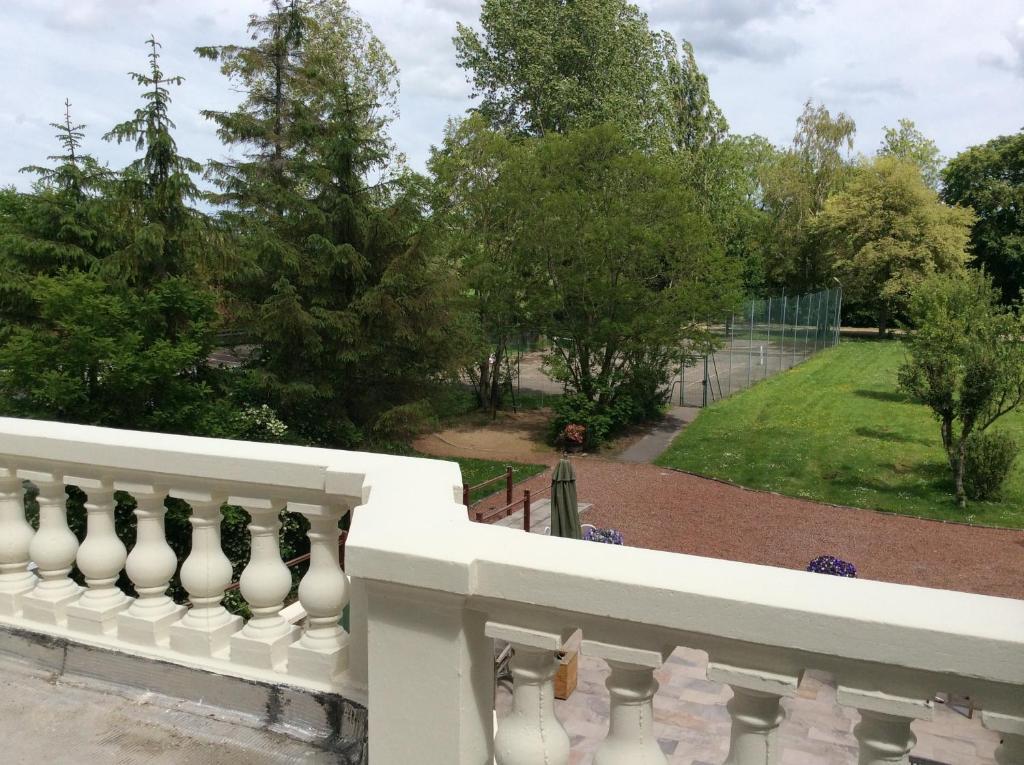 Logis Hotel & Restaurant - Le Chateau Des Tourelles 3 Etoiles Le Wast Zewnętrze zdjęcie