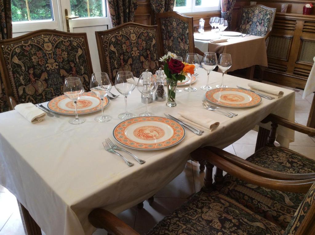 Logis Hotel & Restaurant - Le Chateau Des Tourelles 3 Etoiles Le Wast Zewnętrze zdjęcie